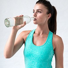 Sportlerin trinkt Wasser